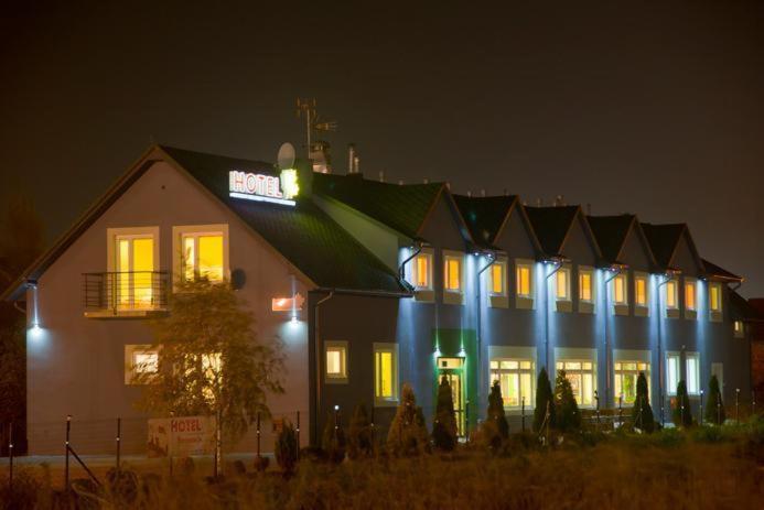 Hotel Wena キェルツェ エクステリア 写真
